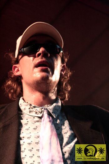 Thai Stylee (D) with House Of Riddim 12. Reggae Jam Festival Bersenbrueck 12. August 2006 (8).jpg